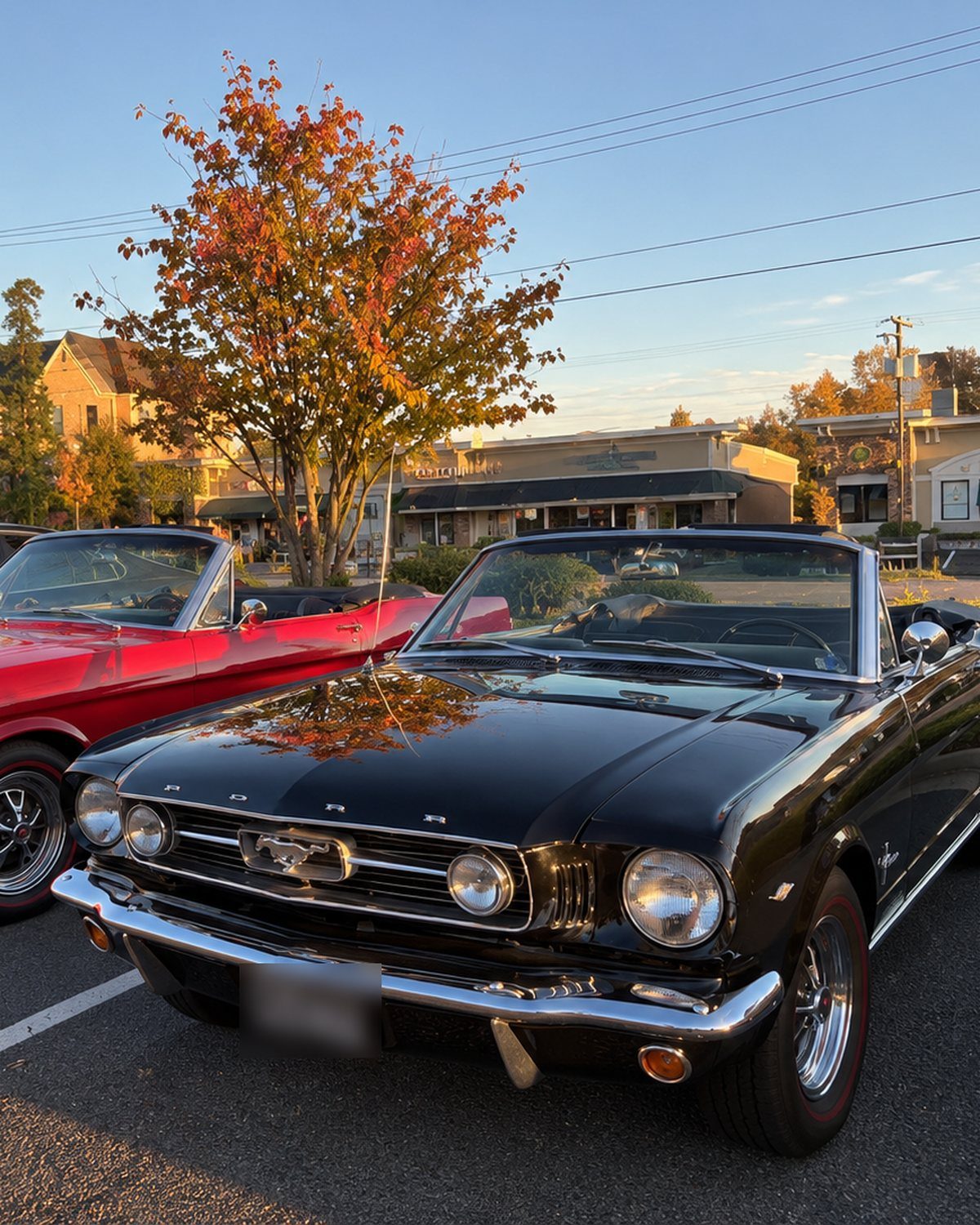 Ford Mustang cabriolet des années 1960 au soleil couchant